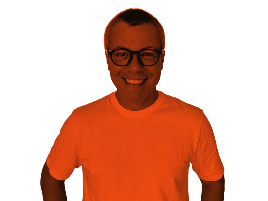 Fabiano Martins, de óculos redondos, em retrato duotone